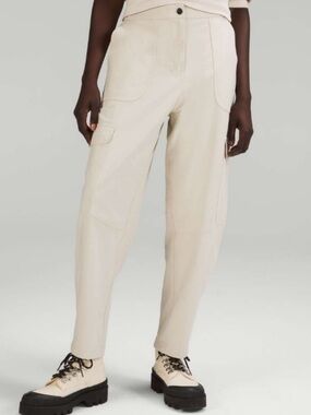 Lululemon Light Utilitech Cargo Pocket High Rise Pant Natural Ivory sz 31 barrel